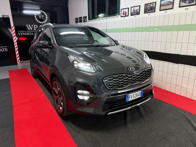 Mercedes-Benz SL argentata in un garage con pavimento nero e rosso, circondata dal marchio VP Cars.