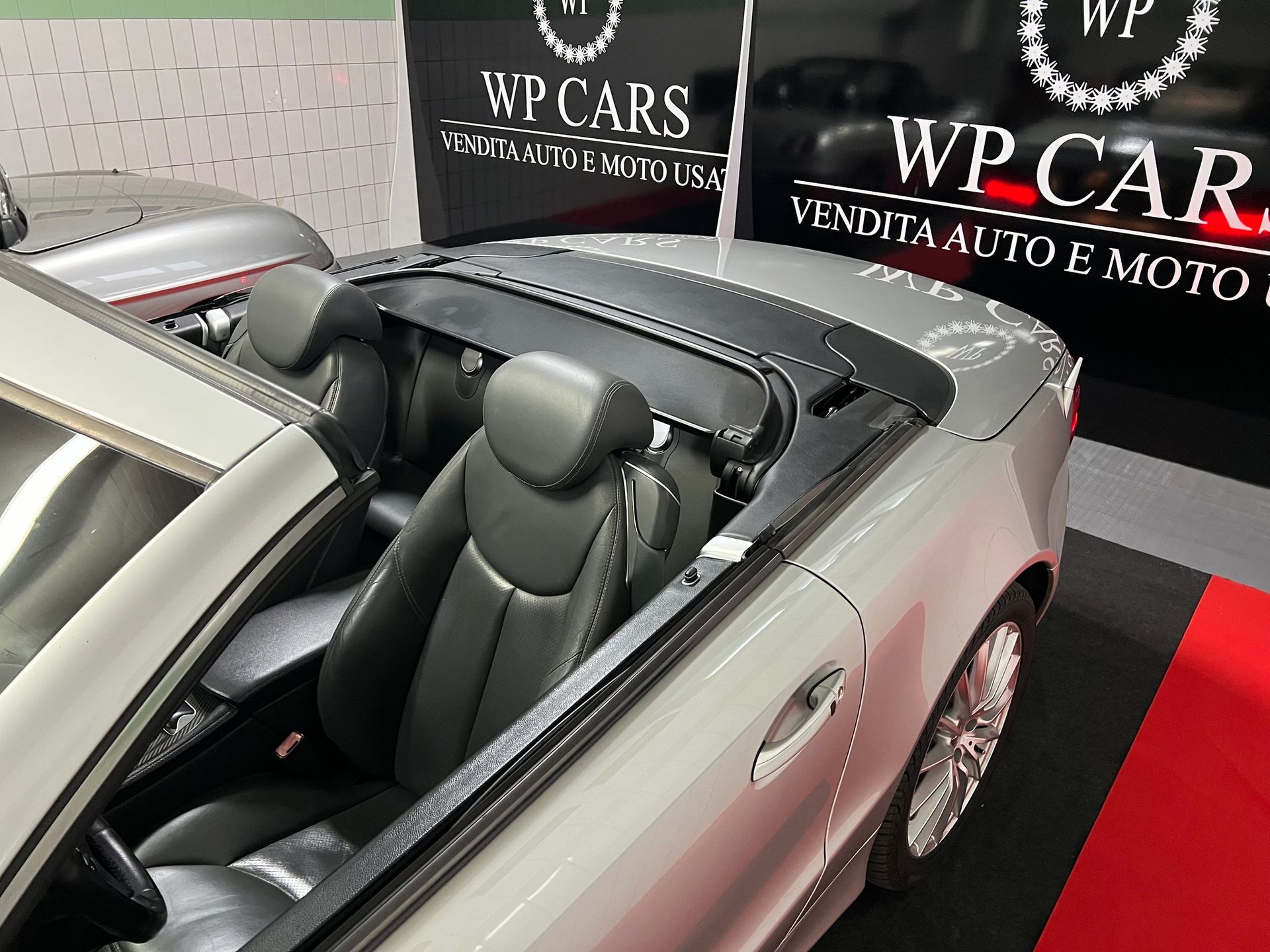 Auto decappottabile color argento con interni neri esposta presso la concessionaria WP Cars.