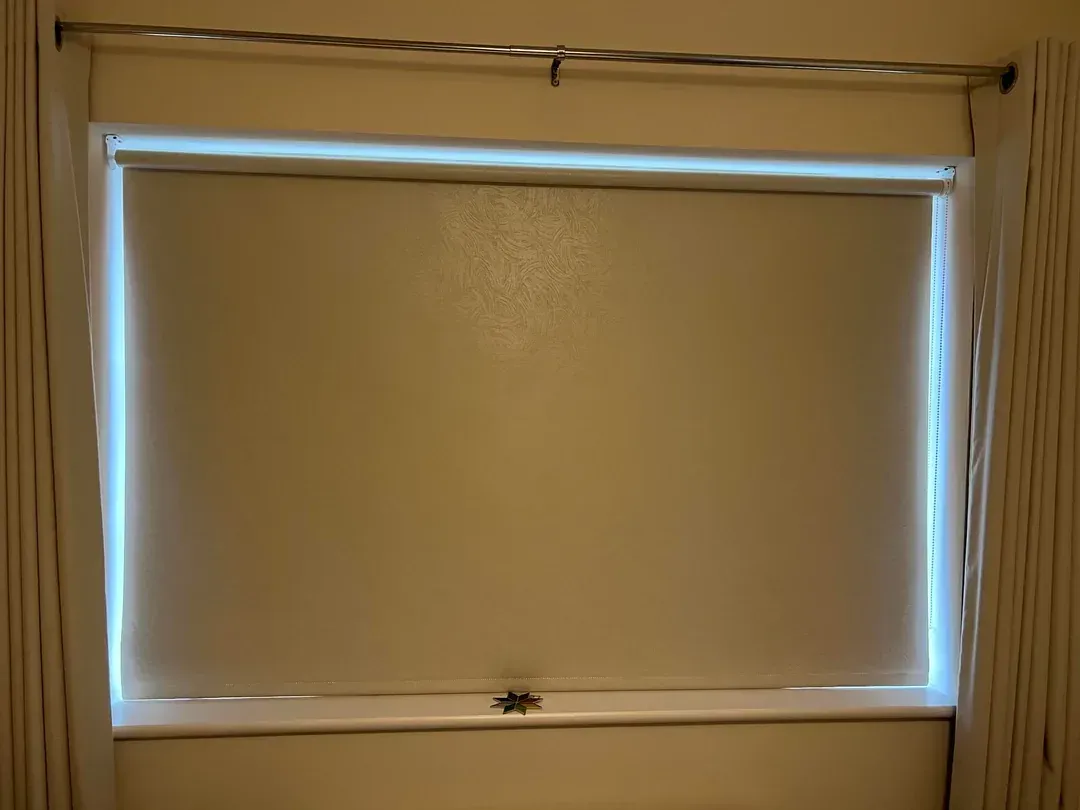 Is It Normal for Roller Shades to Leave Gaps on the Sides?