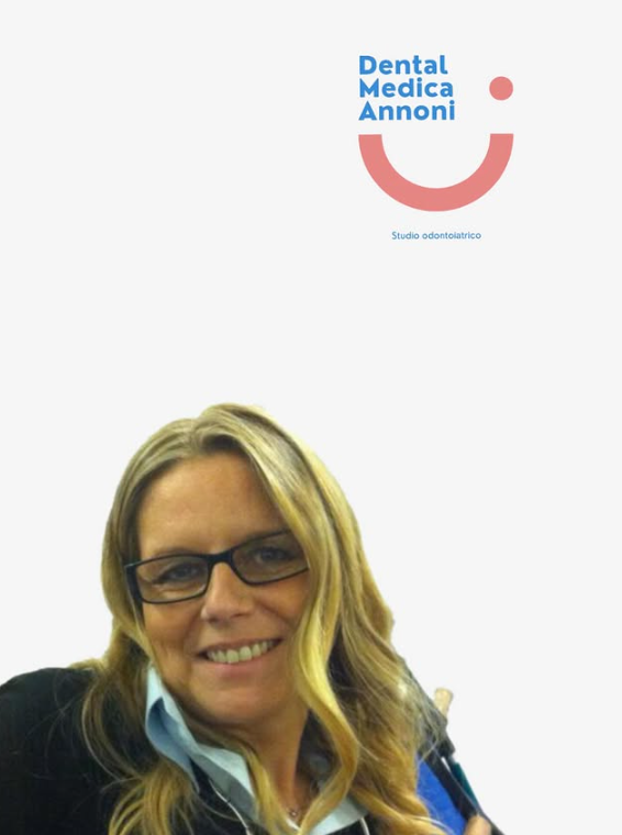 Un professionista sorridente, con gli occhiali, è posizionato sotto il logo di Dental Medica Annoni su sfondo bianco.