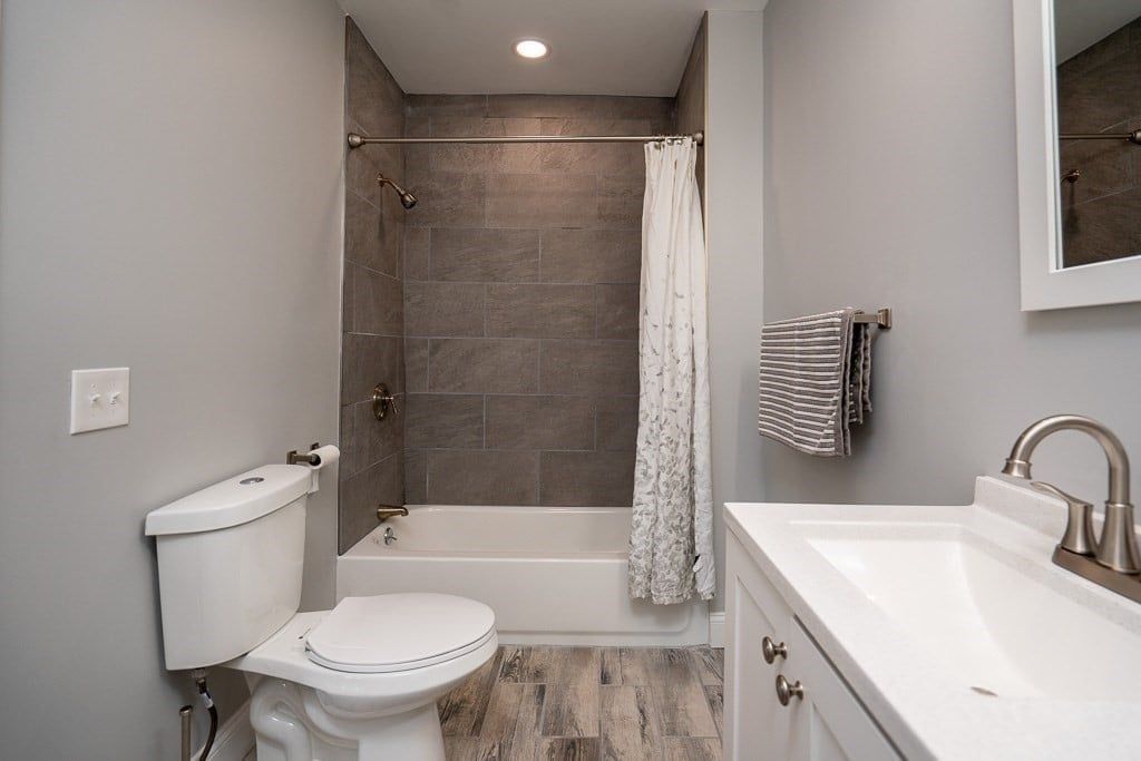 a bathroom with a toilet , sink , and shower .