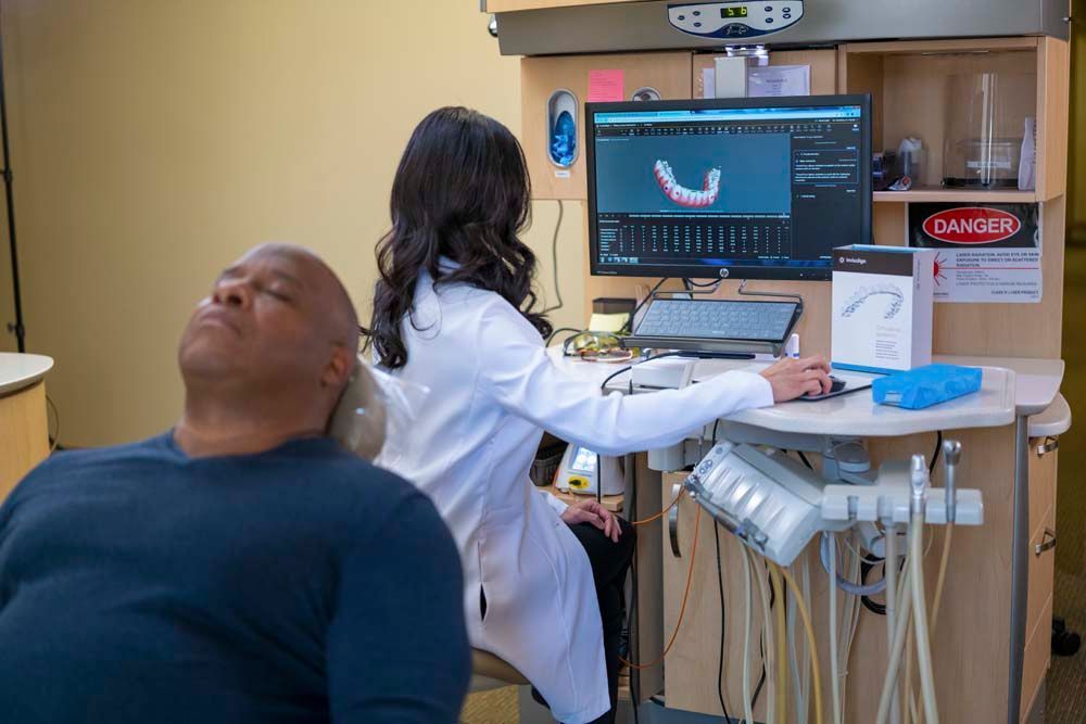 Un dentista está examinando los dientes de un paciente en un consultorio dental.
