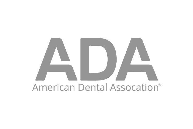 El logotipo de la Asociación Dental Americana es en blanco y negro.