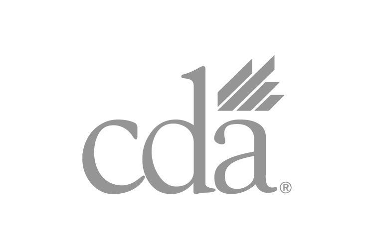 Un logotipo en blanco y negro para cda sobre un fondo blanco.
