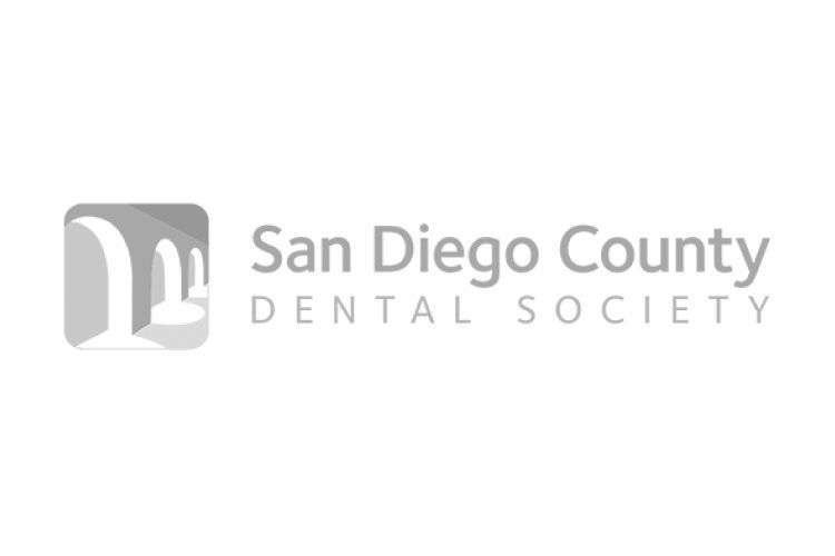 Un logotipo en blanco y negro para la Sociedad Dental del Condado de San Diego.