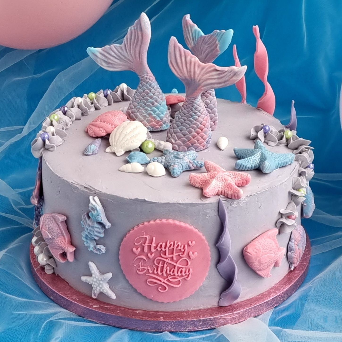 Een taart met de tekst happy birthday erop