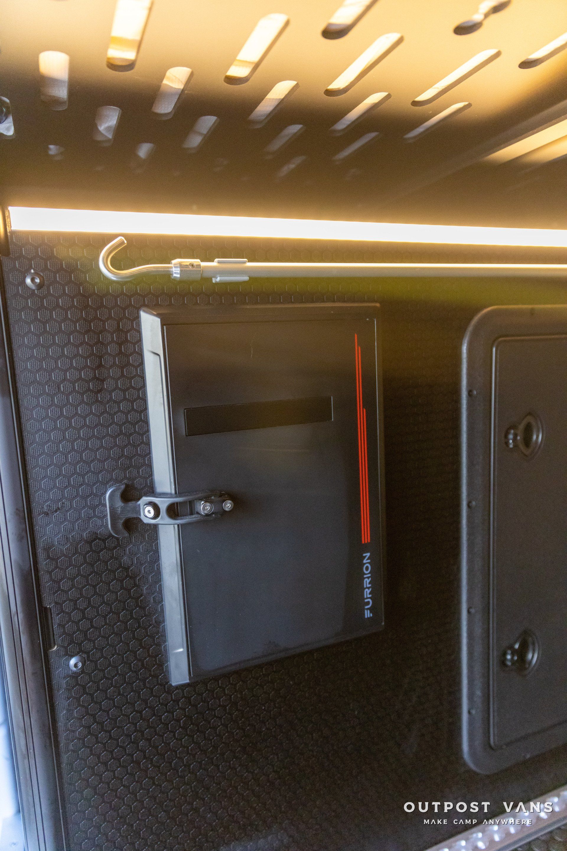 a black box with the word outport on it