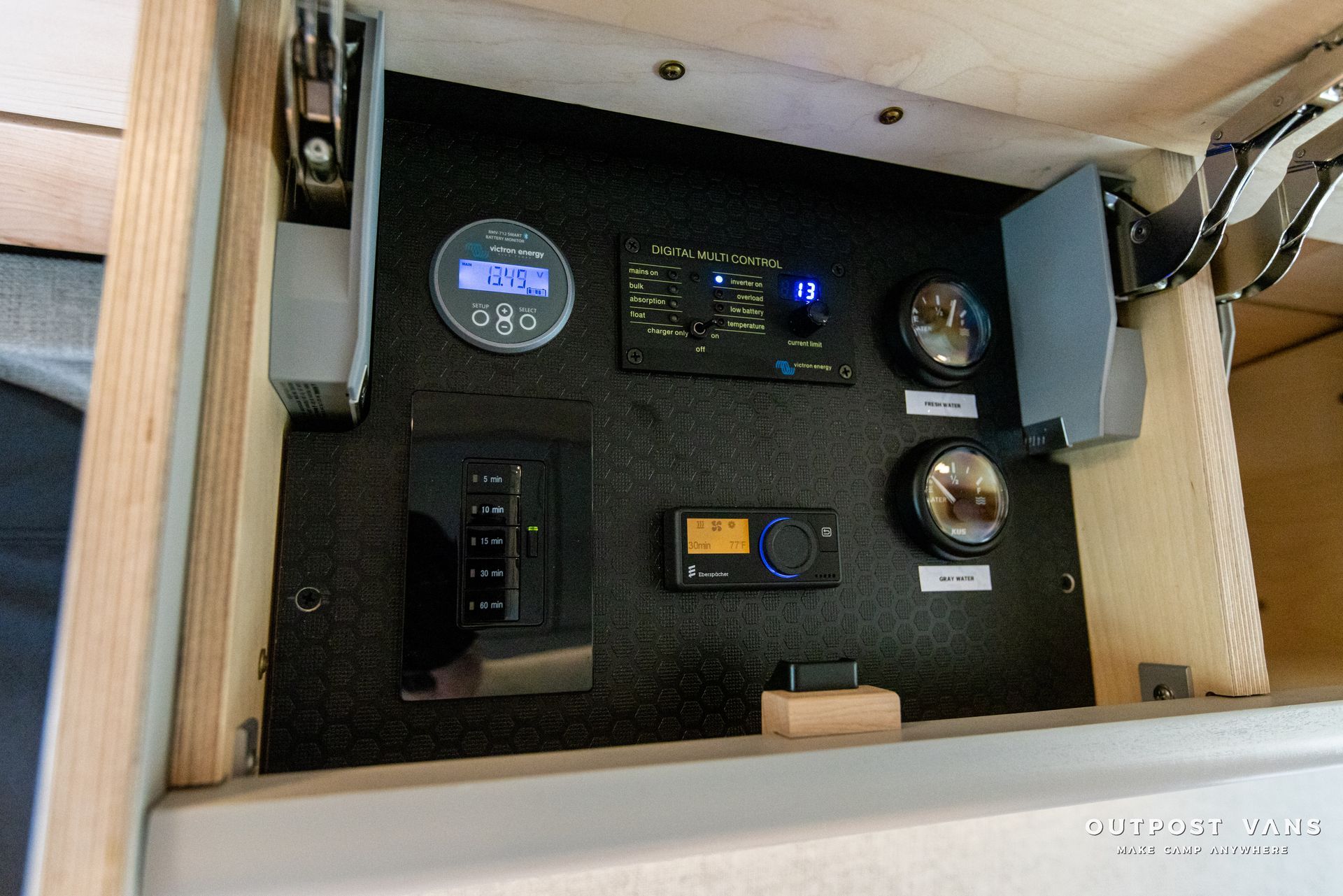 a box with a display that says ' e30 ' on it