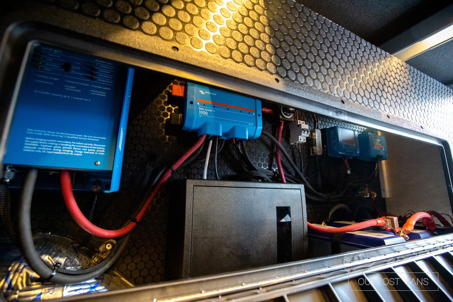 a bunch of wires are connected to a blue box