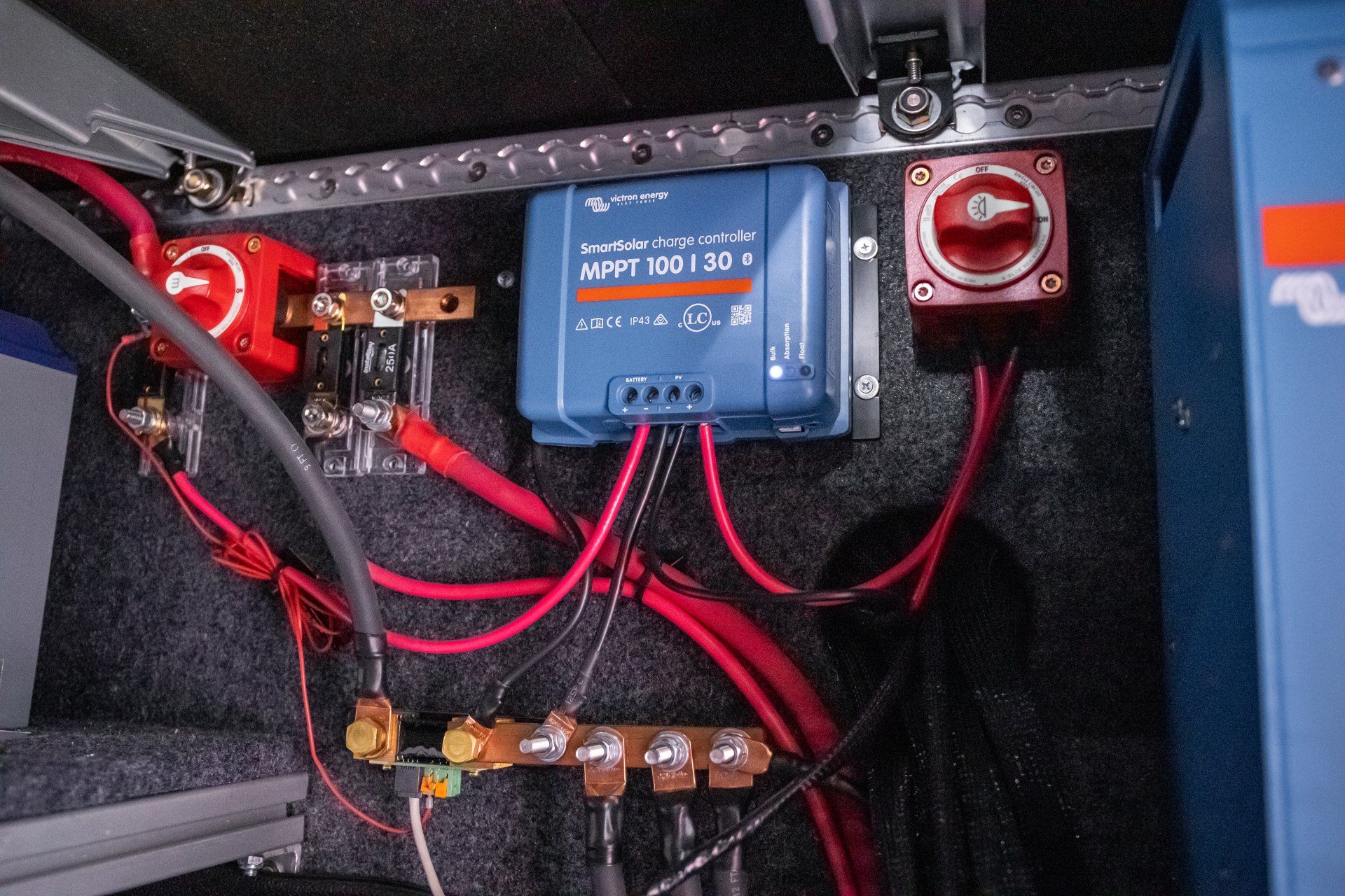 a blue box with the word mppt on it