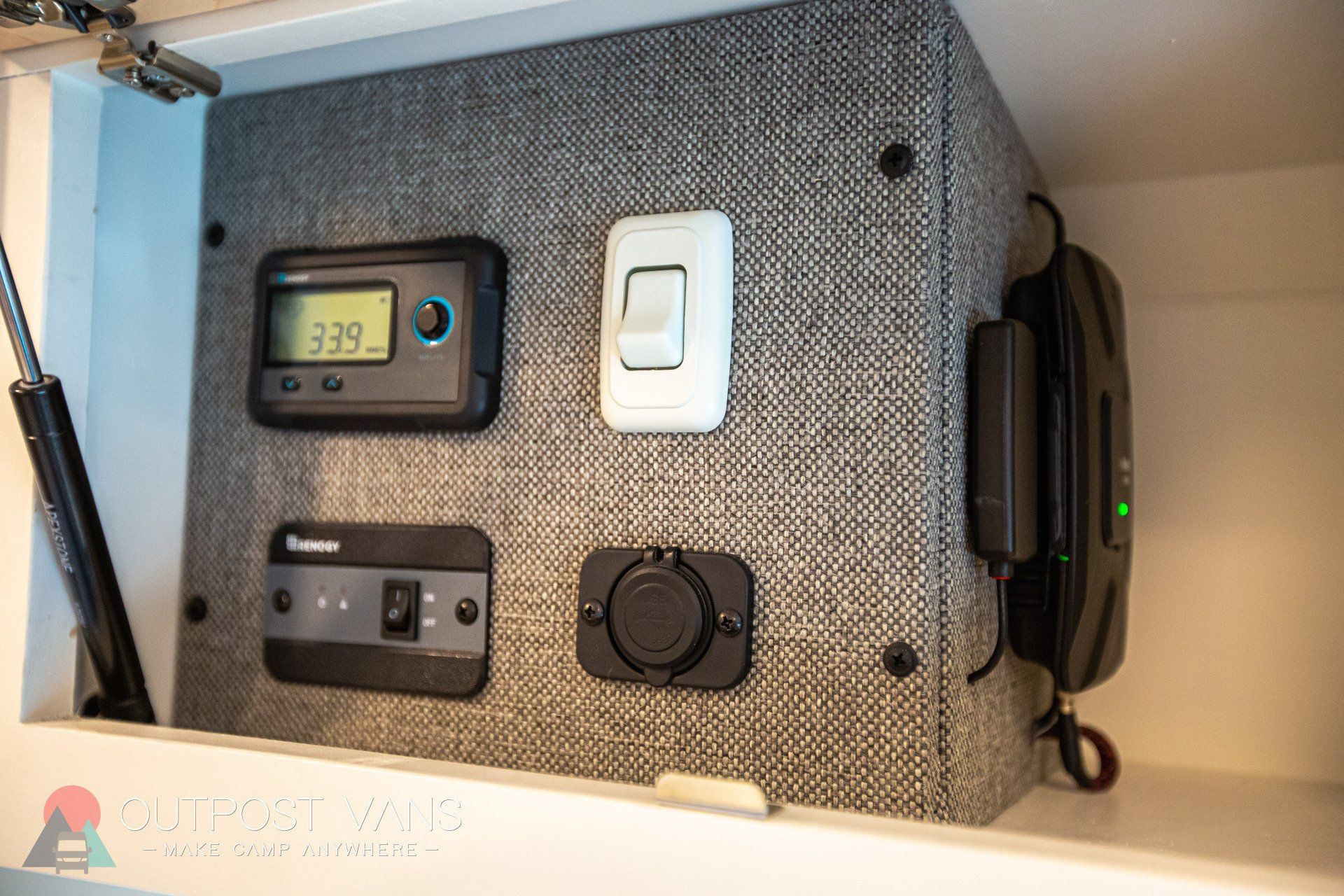 there are a lot of electrical devices on the wall .