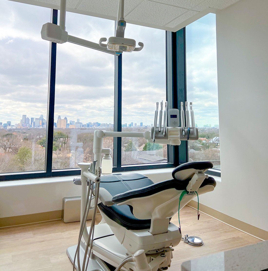 Dentist patient room with advanced technologies