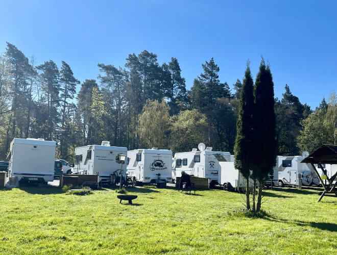 Sun Living Wohnmobile auf der Wiese beim Treffen in Serba
