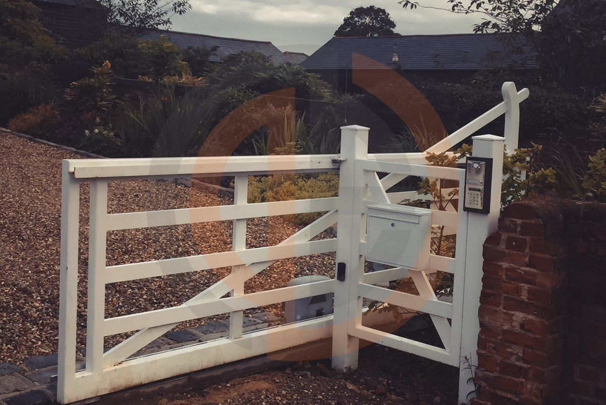 Electric Sliding gate & side entrance Sawbridgeworth