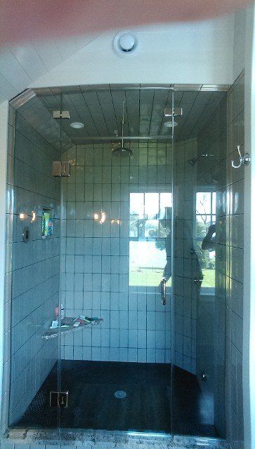 Frameless Shower with Black Tiles – Syracuse, NY – Luxury Glass