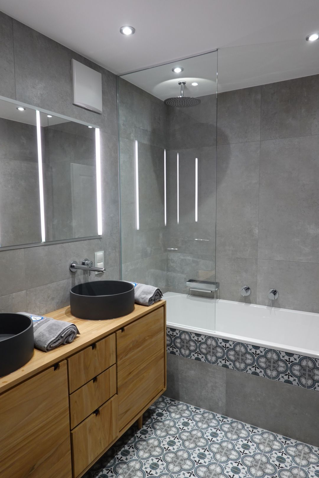 Ein Badezimmer mit zwei Waschbecken und einer Badewanne.