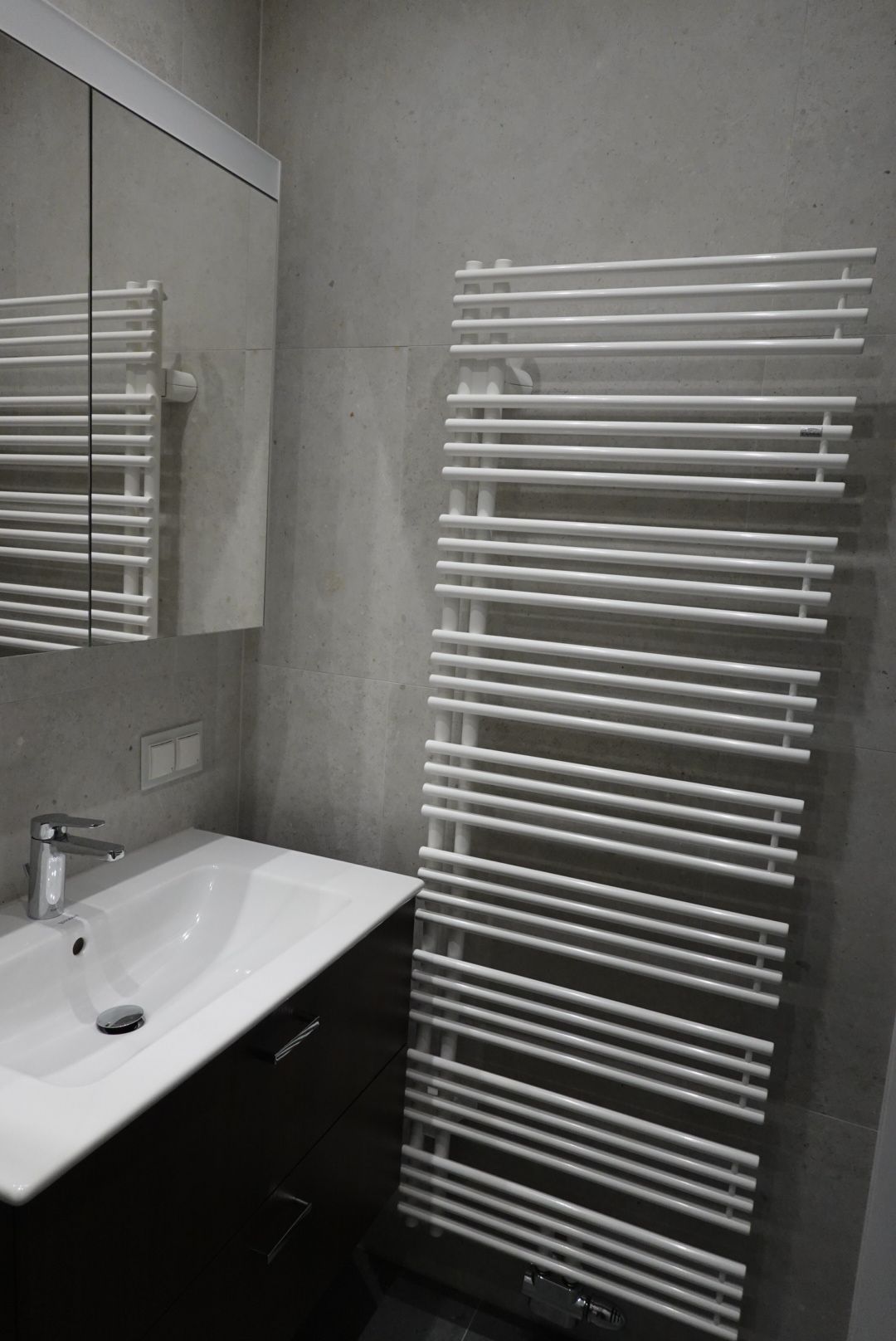 Ein Badezimmer mit Waschbecken und Handtuchhalter