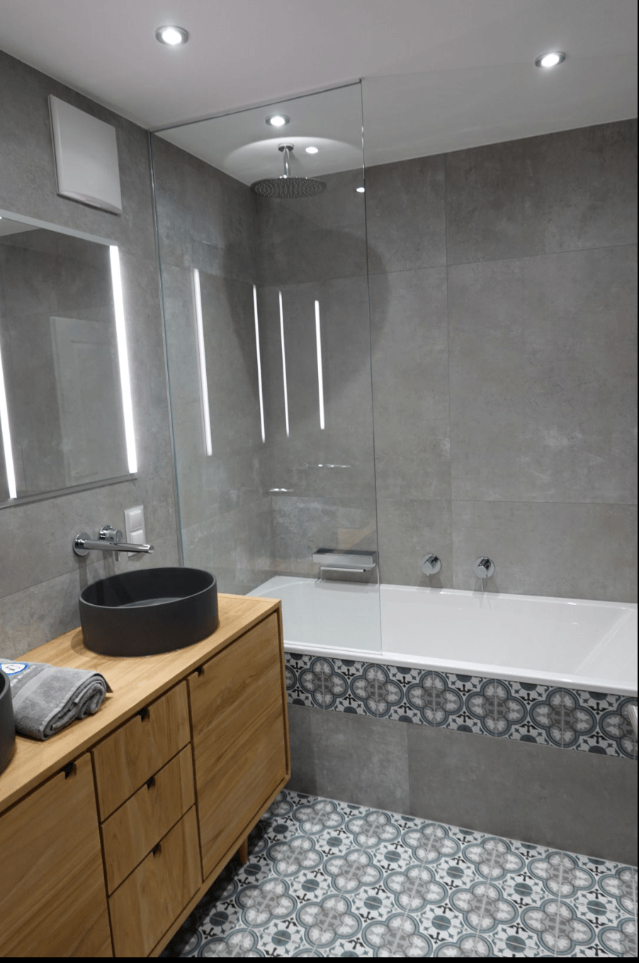 Ein Badezimmer mit Badewanne, Waschbecken, Spiegel und Dusche.