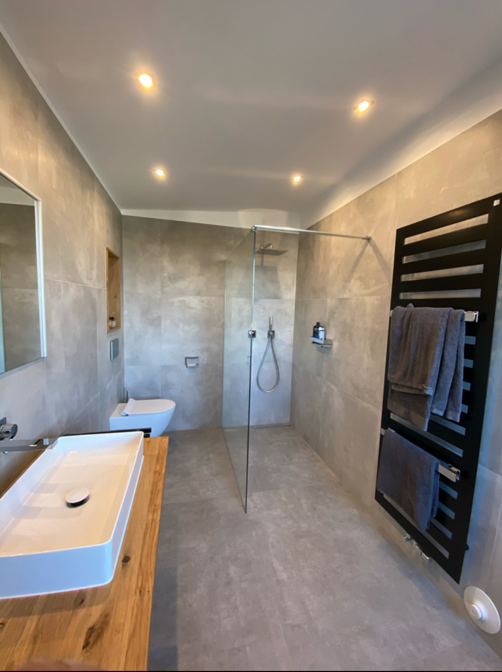 Ein Badezimmer mit zwei Waschbecken und einer ebenerdigen Dusche