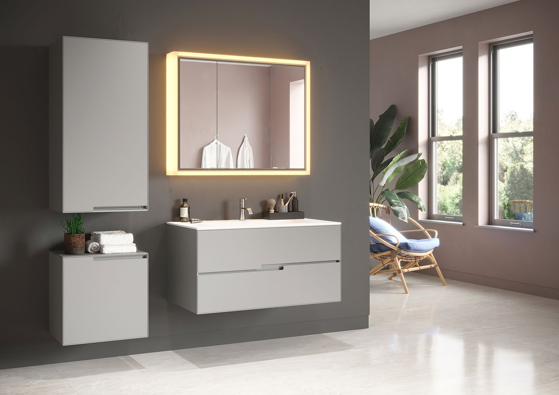 Ein Badezimmer mit Waschbecken, Spiegel und Schränken.