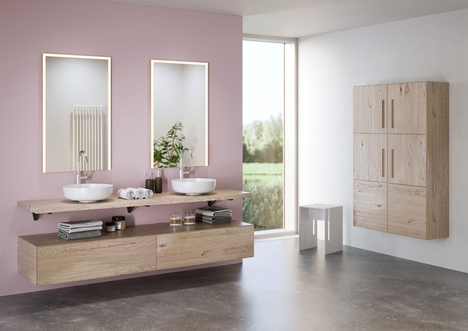 Ein Badezimmer mit zwei Waschbecken, zwei Spiegeln und einem Fenster.