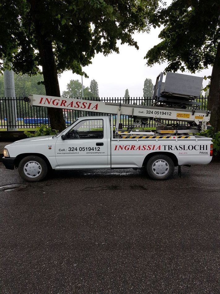 Pickup bianco con piattaforma elevatrice. Sulla fiancata sono presenti la scritta 