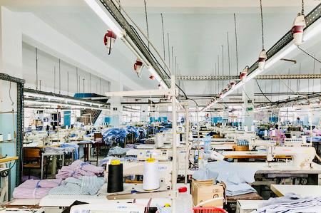 laboratorio di produzione di vestiti per bambine