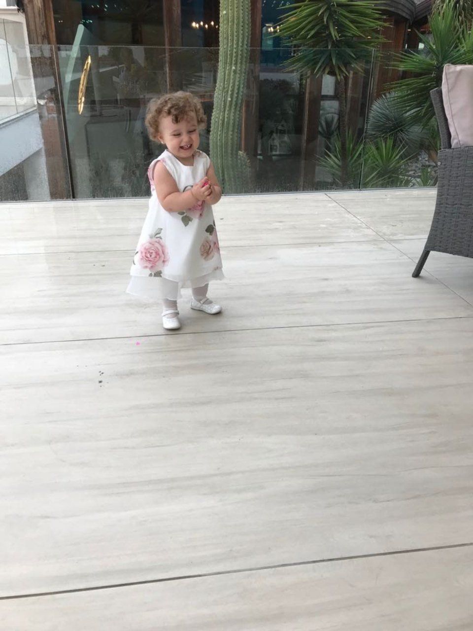 bimba con vestitino bianco a fiori