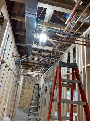 A ladder is sitting in the middle of a building under construction.