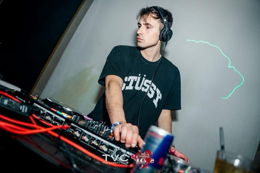 Un uomo che indossa delle cuffie e una maglietta attillata sta ascoltando della musica.