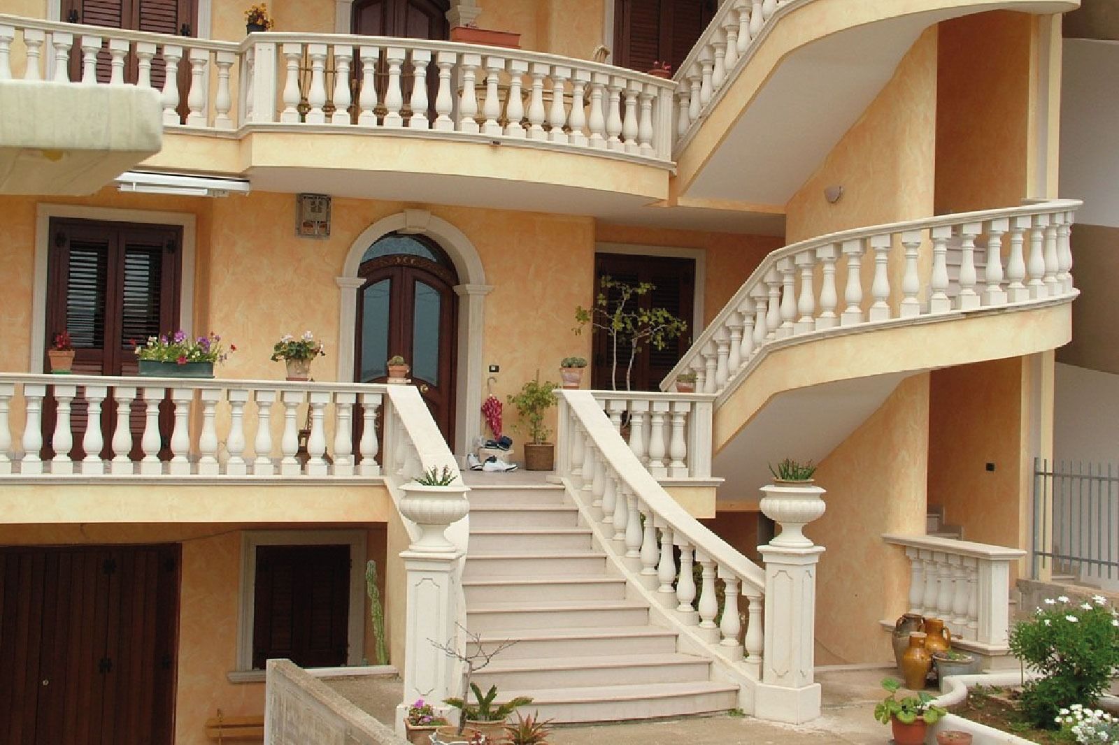 Scale in pietra leccese e carparo a Brindisi, Lecce, Taranto