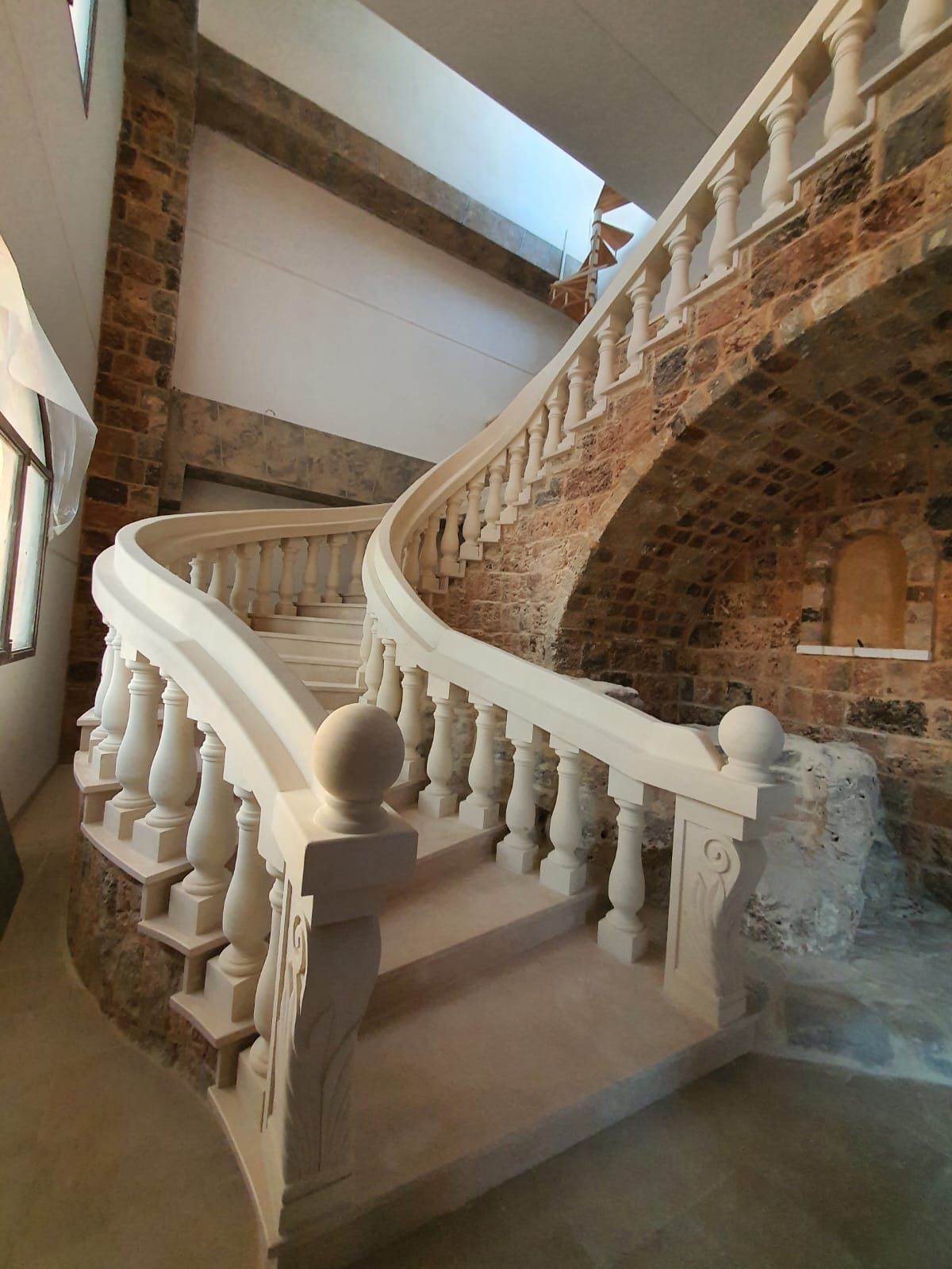 Scale in pietra leccese e carparo a Brindisi, Lecce, Taranto