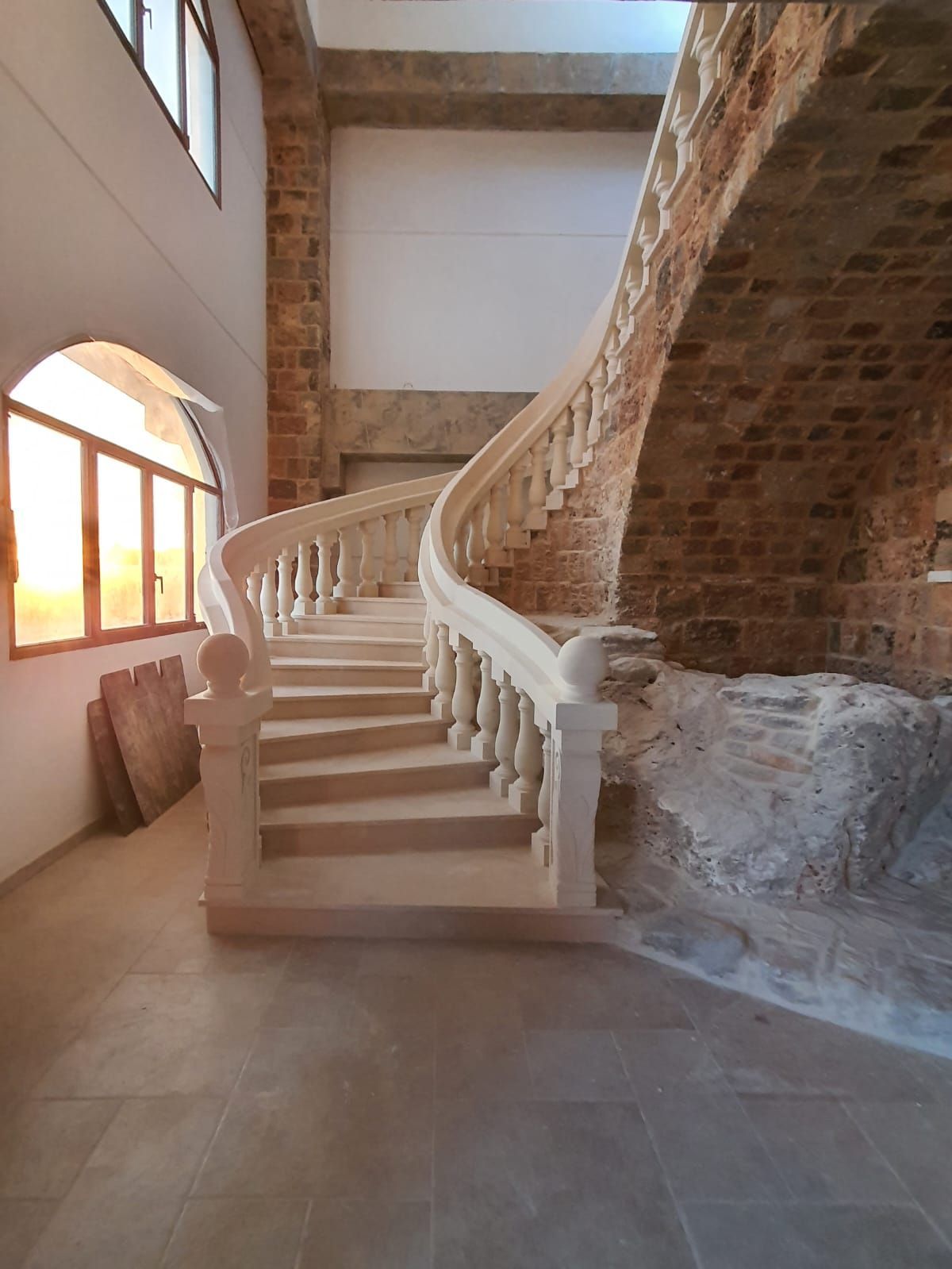 Scale in pietra leccese e carparo a Brindisi, Lecce, Taranto