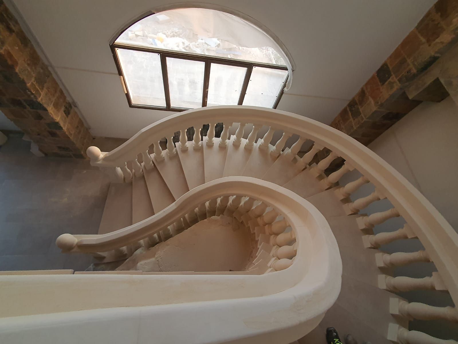 Scale in pietra leccese e carparo a Brindisi, Lecce, Taranto