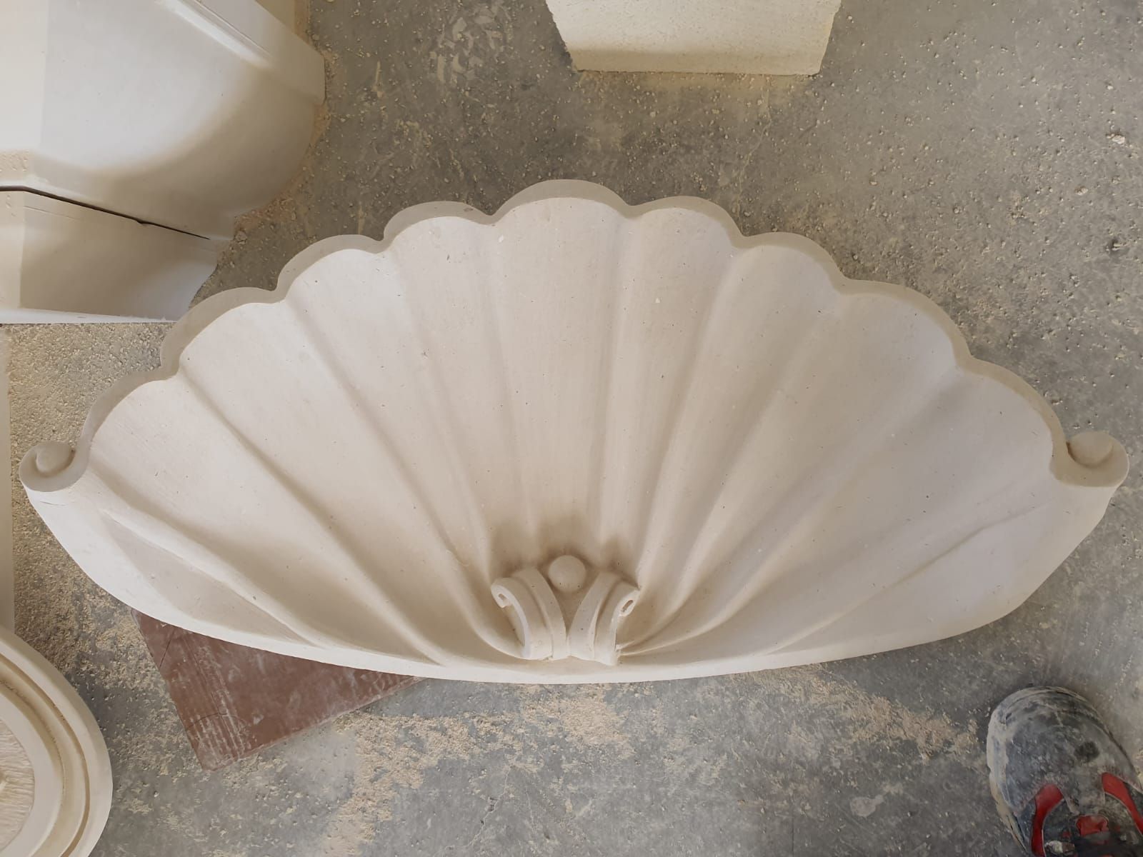 Manufatto in pietra leccese e carparo a Brindisi, Lecce, Taranto