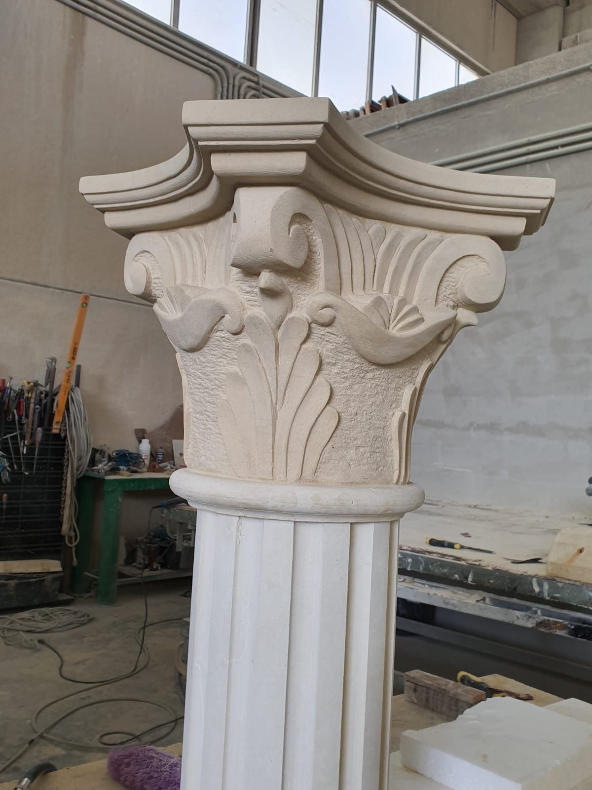 Colonna con capitello in pietra leccese e carparo a Brindisi, Lecce, Taranto