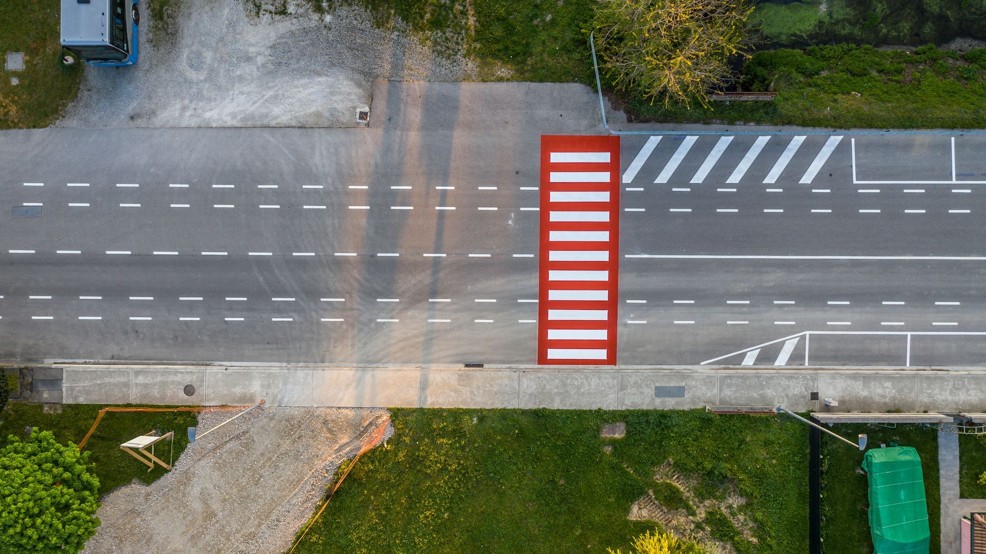 Vista aerea di una strada con attraversamento pedonale. 