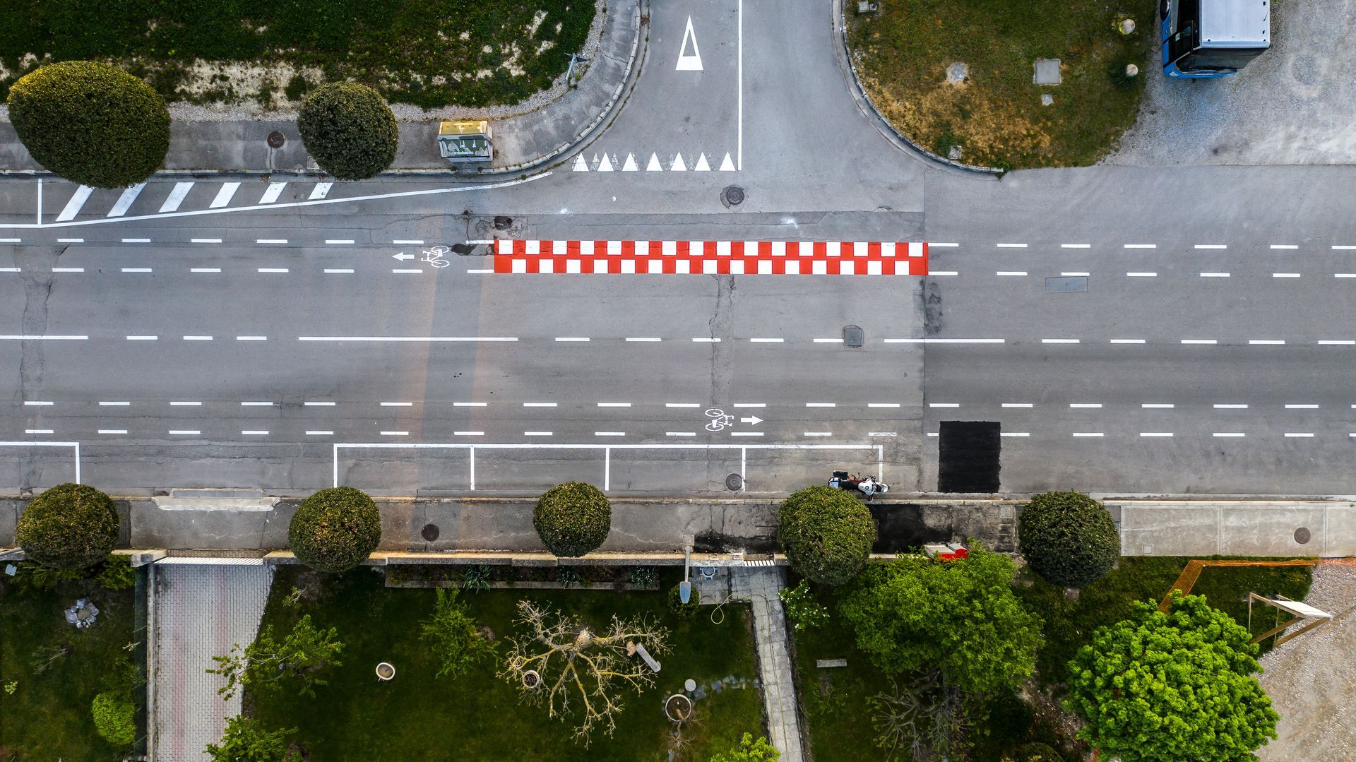 Vista dall'alto di una strada con attraversamento pedonale a scacchi.
