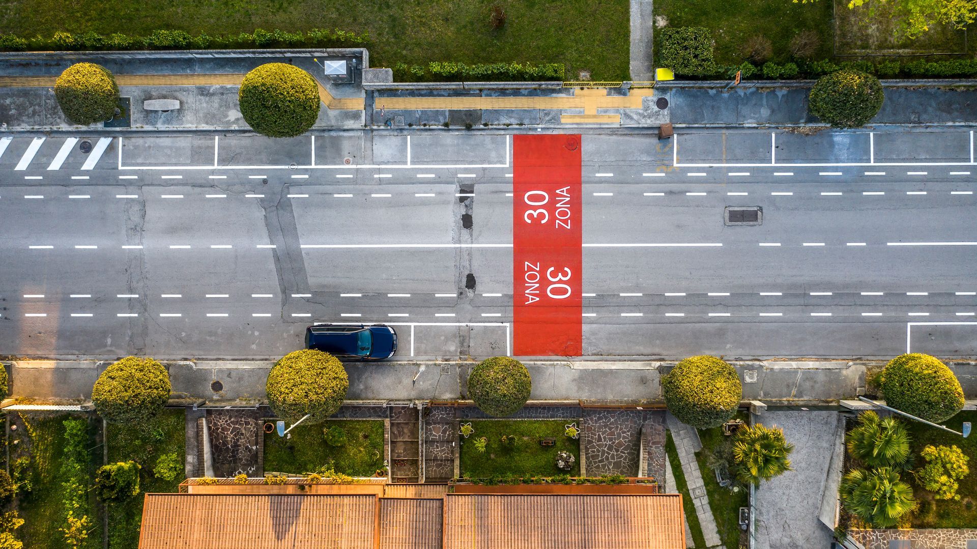 Vista dall'alto di una strada con indicatori di velocità