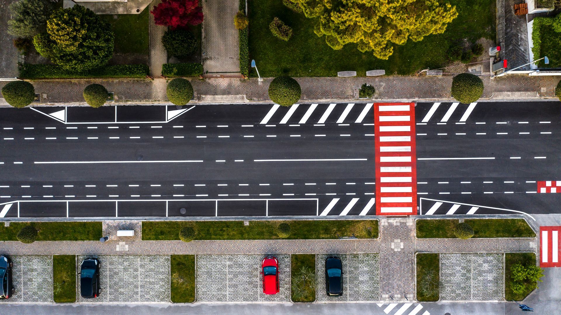 Vista dall'alto di una strada con attraversamento pedonale