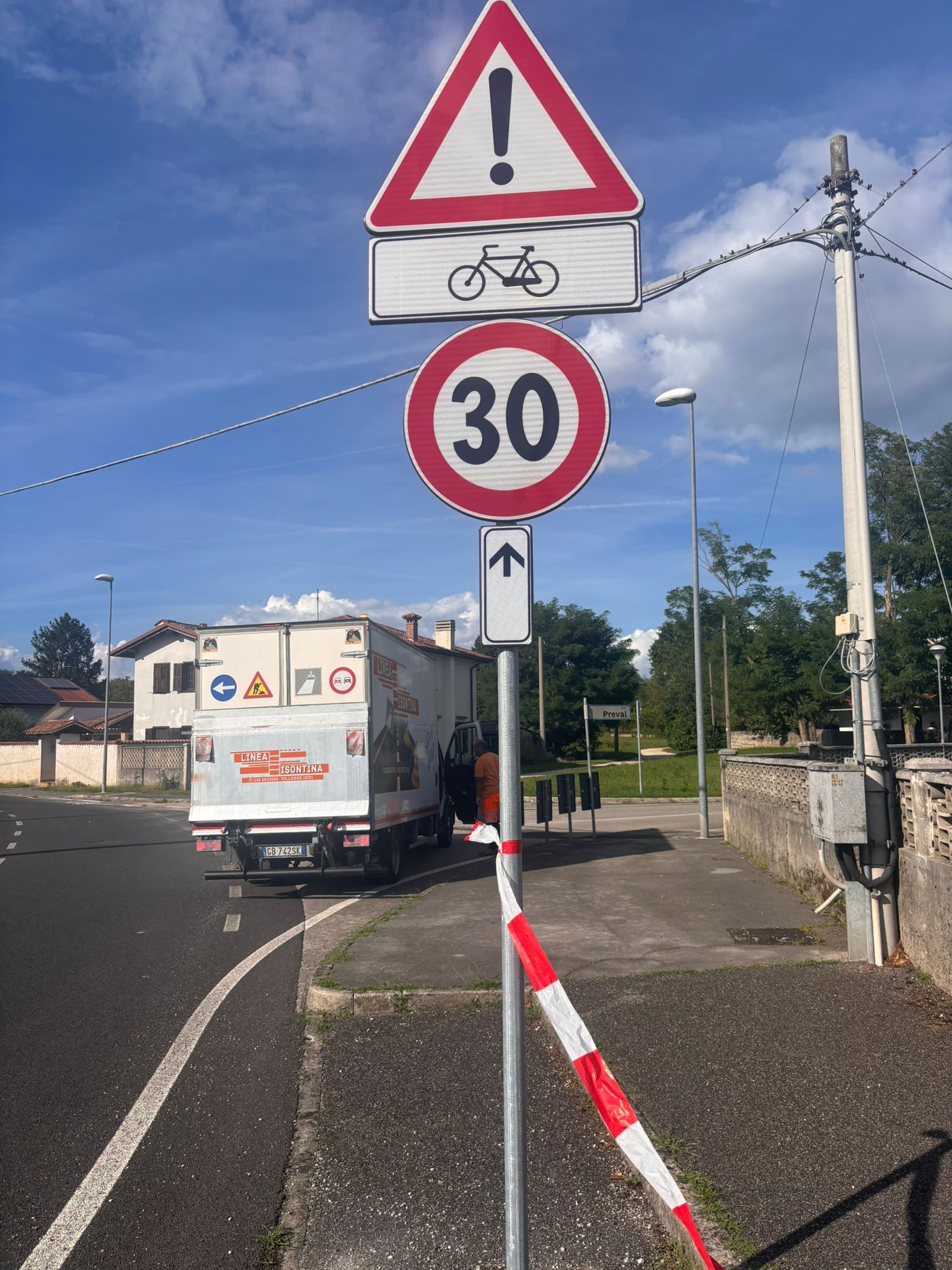 Segnaletica stradale: bicicletta, pericolo, limite di velocità 30 km/h. 
