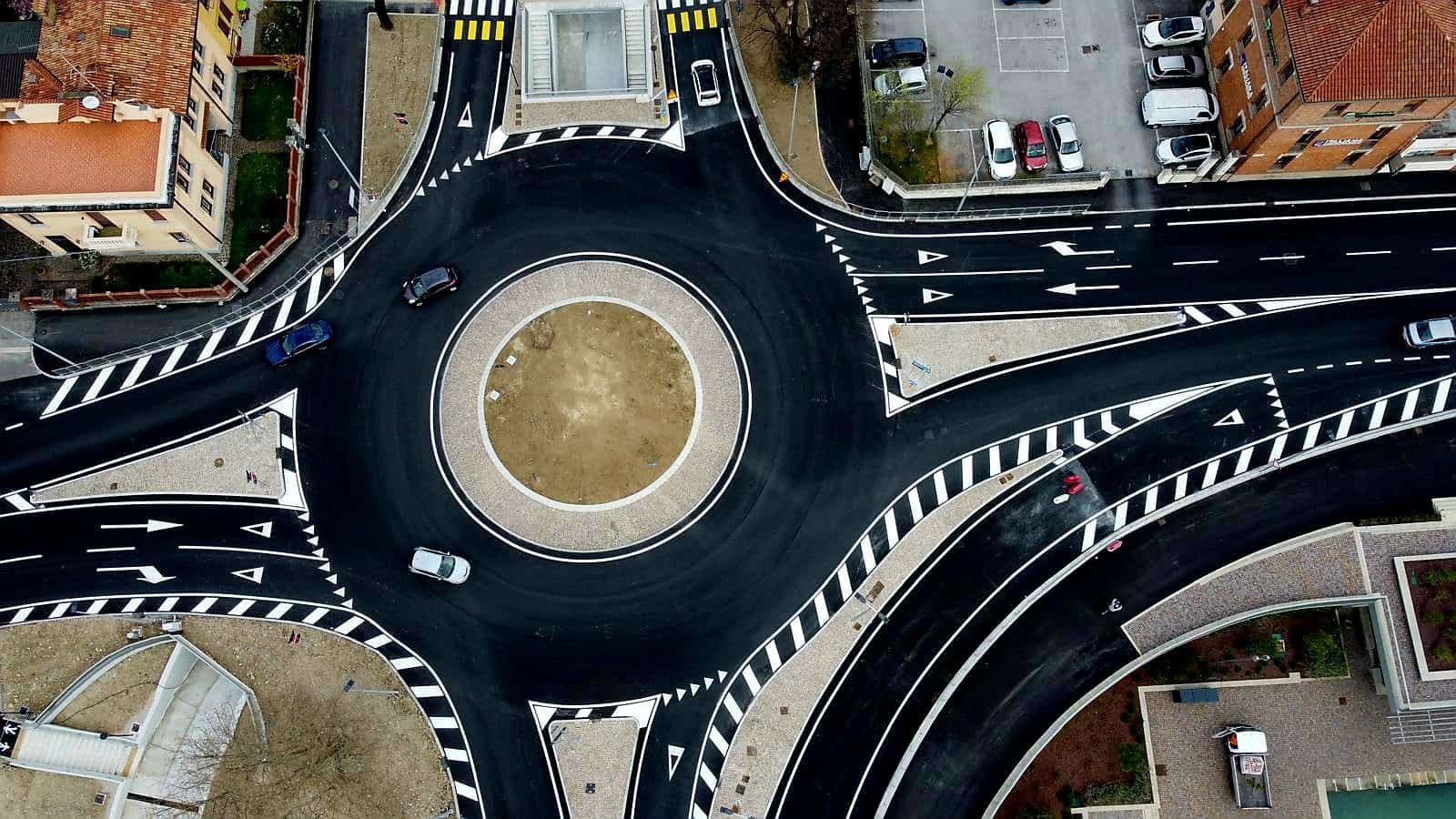 Rotonda vista dall'alto. Segnaletica orizzontale