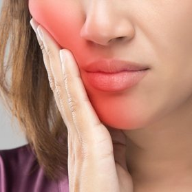 woman with jaw problems