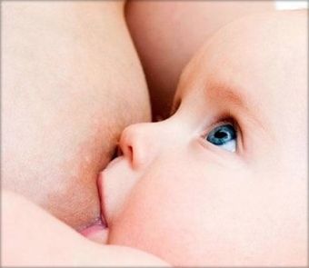 allattamento al seno di un bambino