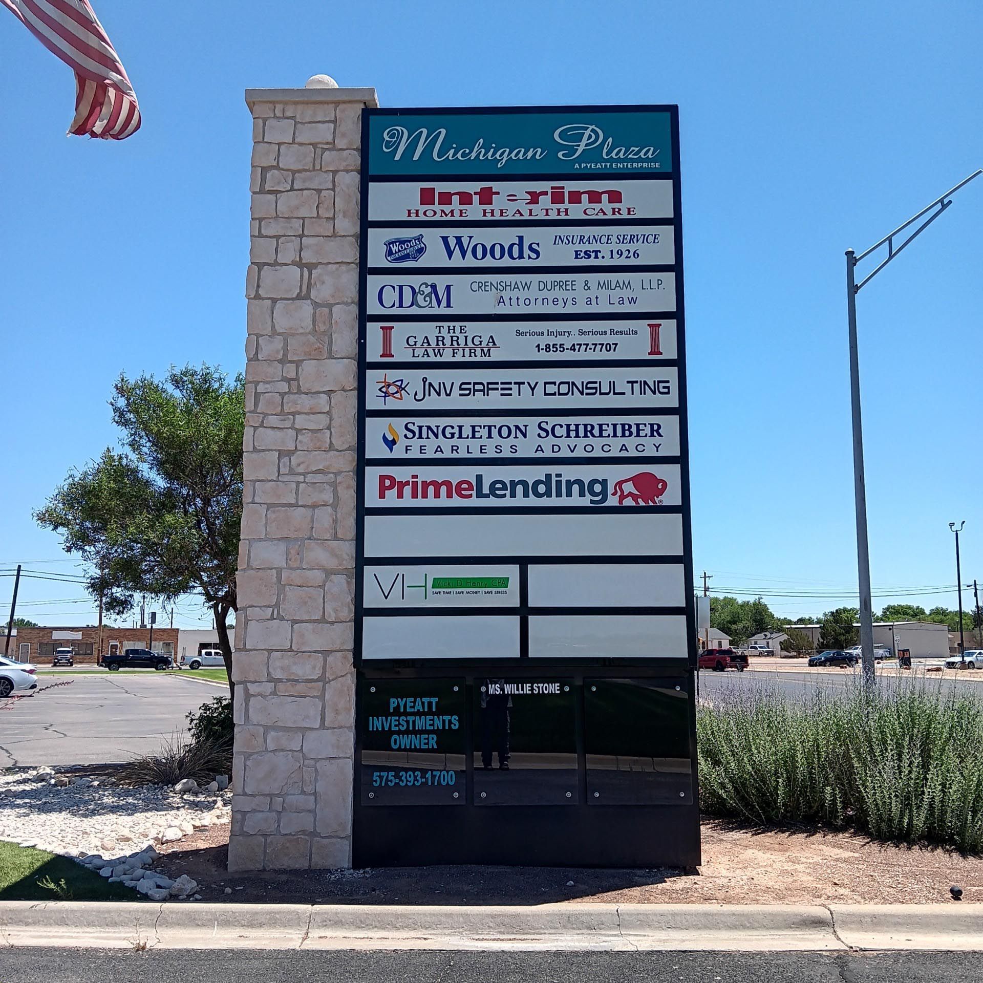 A sign that says michigan plaza on it