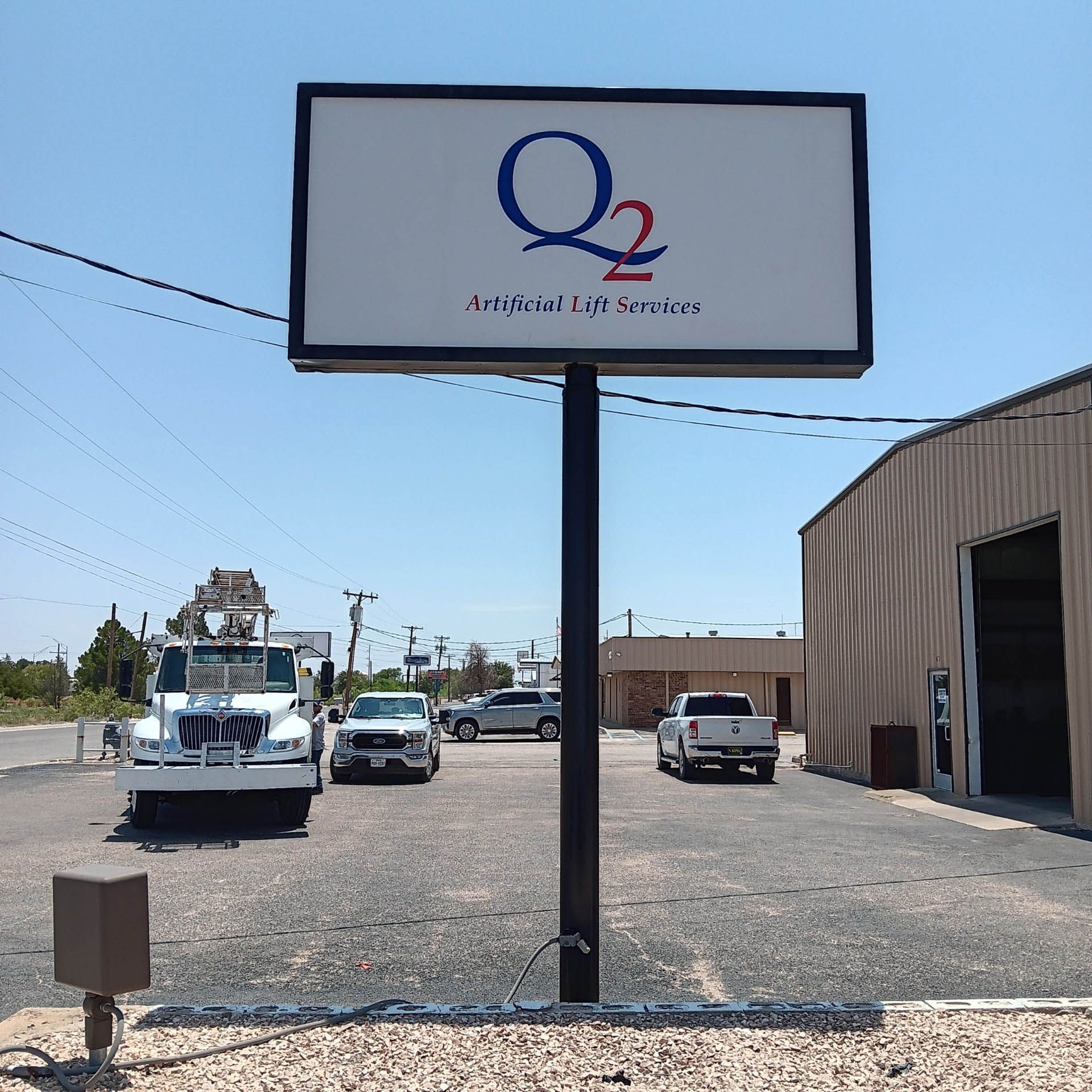 A billboard that says q2 on it in a parking lot