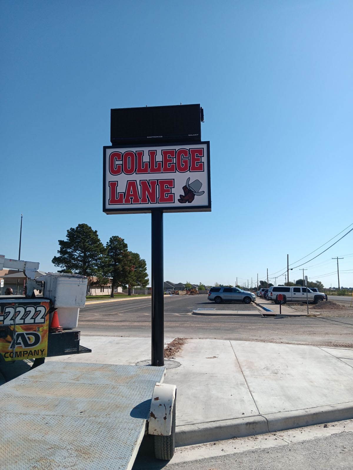 A sign that says college lane on it