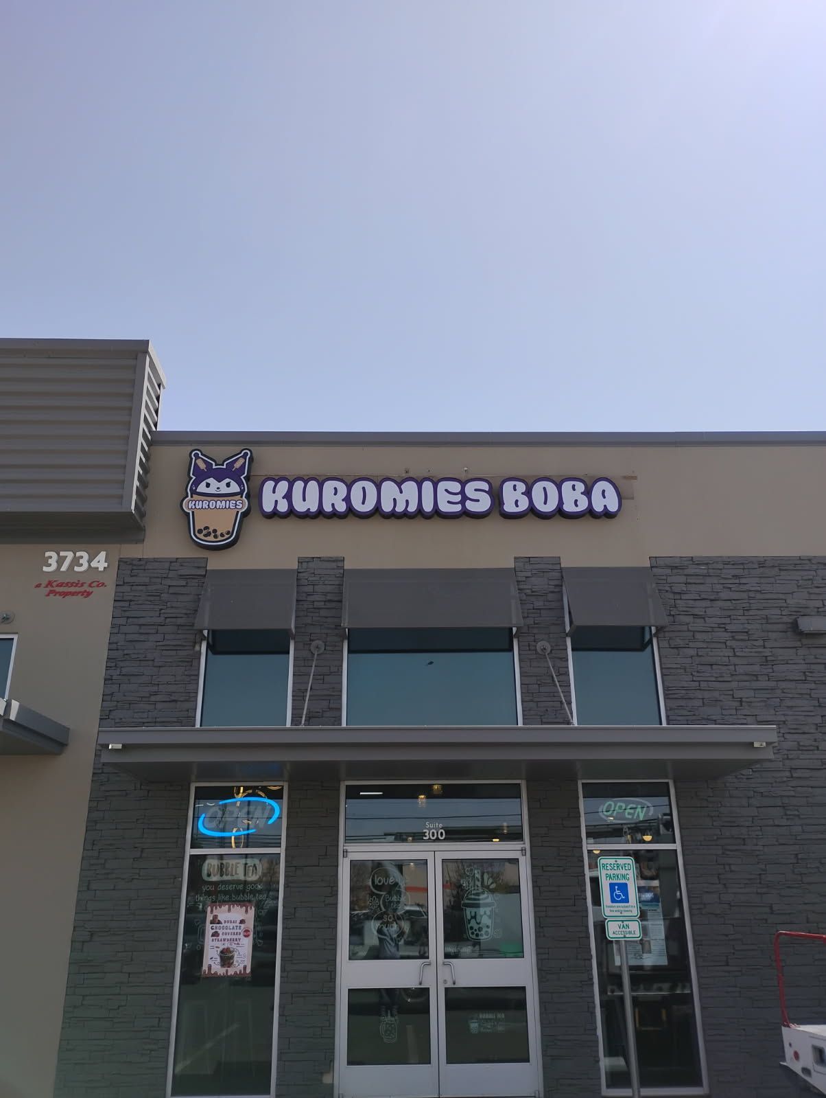 A building with a sign that says kuromies boba on it