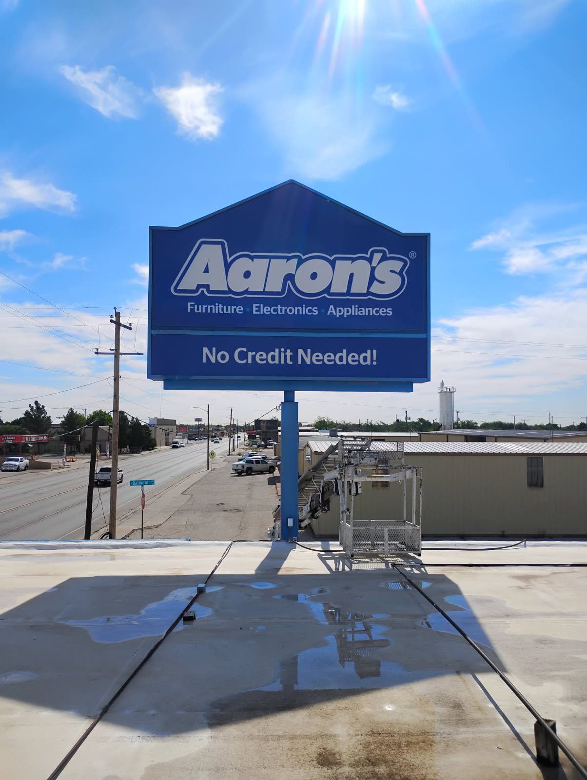 A sign on the roof of a building that says aaron 's no credit needed.