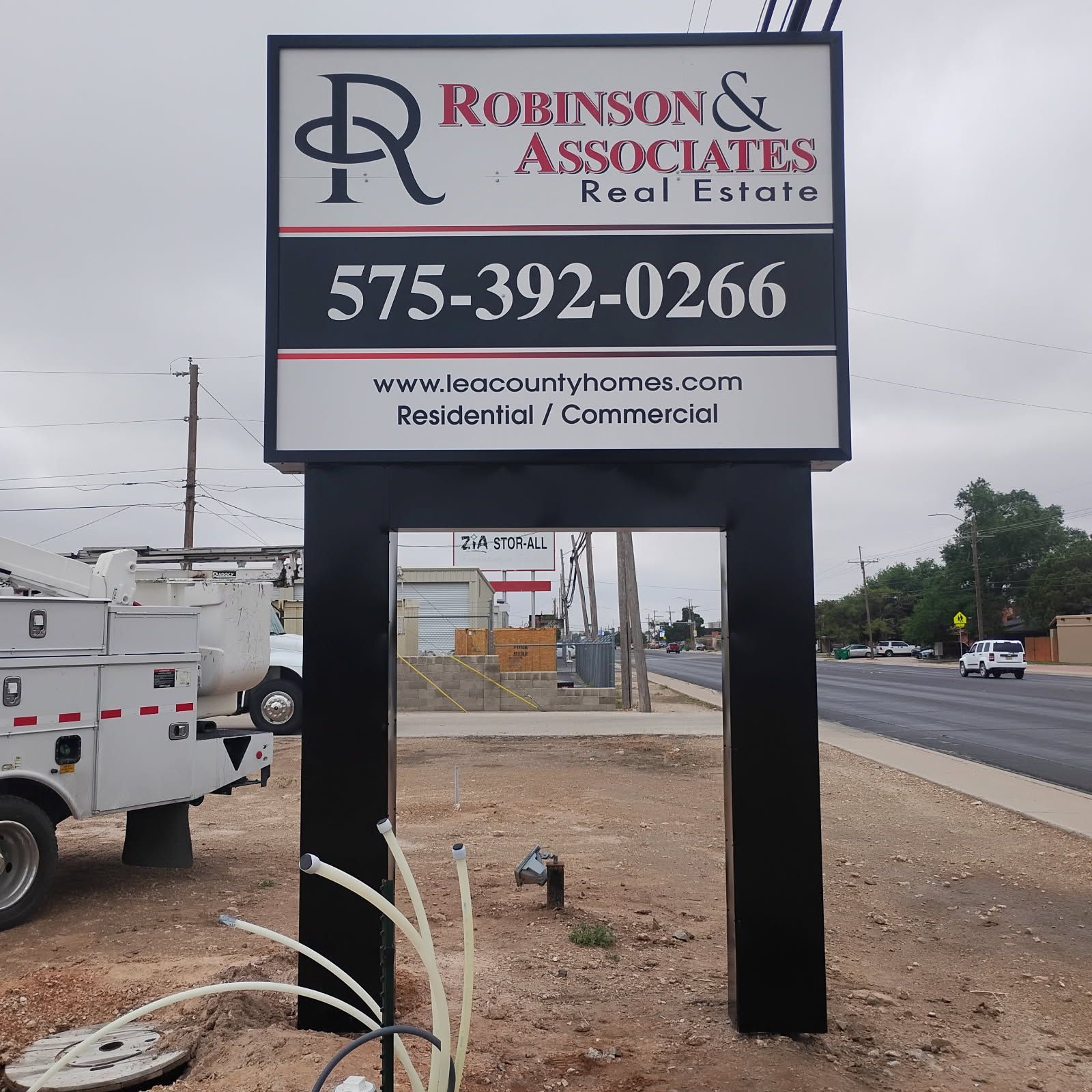 A sign for robinson & associates real estate